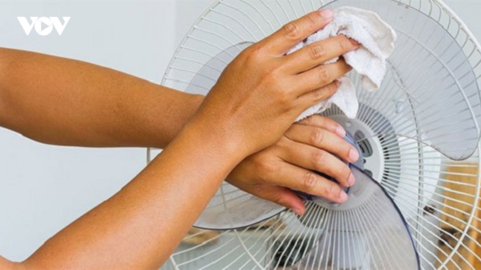 Mẹo làm sạch quạt điện cực nhanh và đơn giản