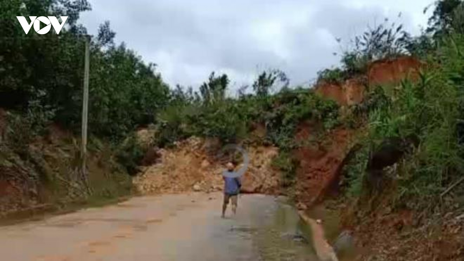Nam Trà My lại sạt lở núi, đất đá trút chất đống chia cắt quốc lộ 40B