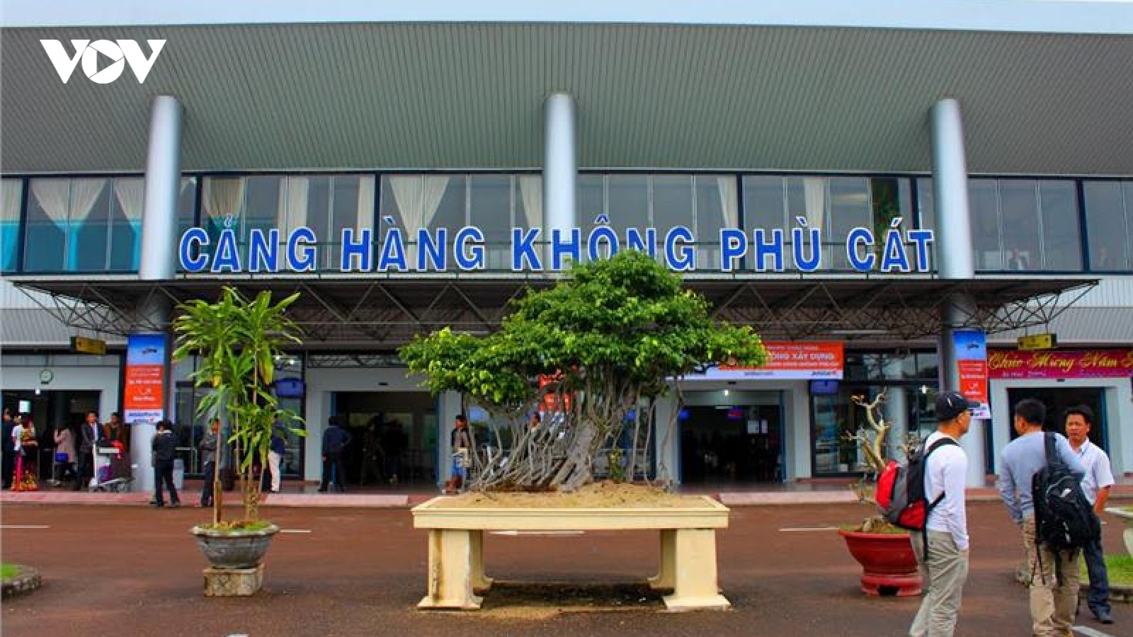 Khẩn cấp đóng đường lăn sân bay Phù Cát, hủy nhiều chuyến bay do bão số 10
