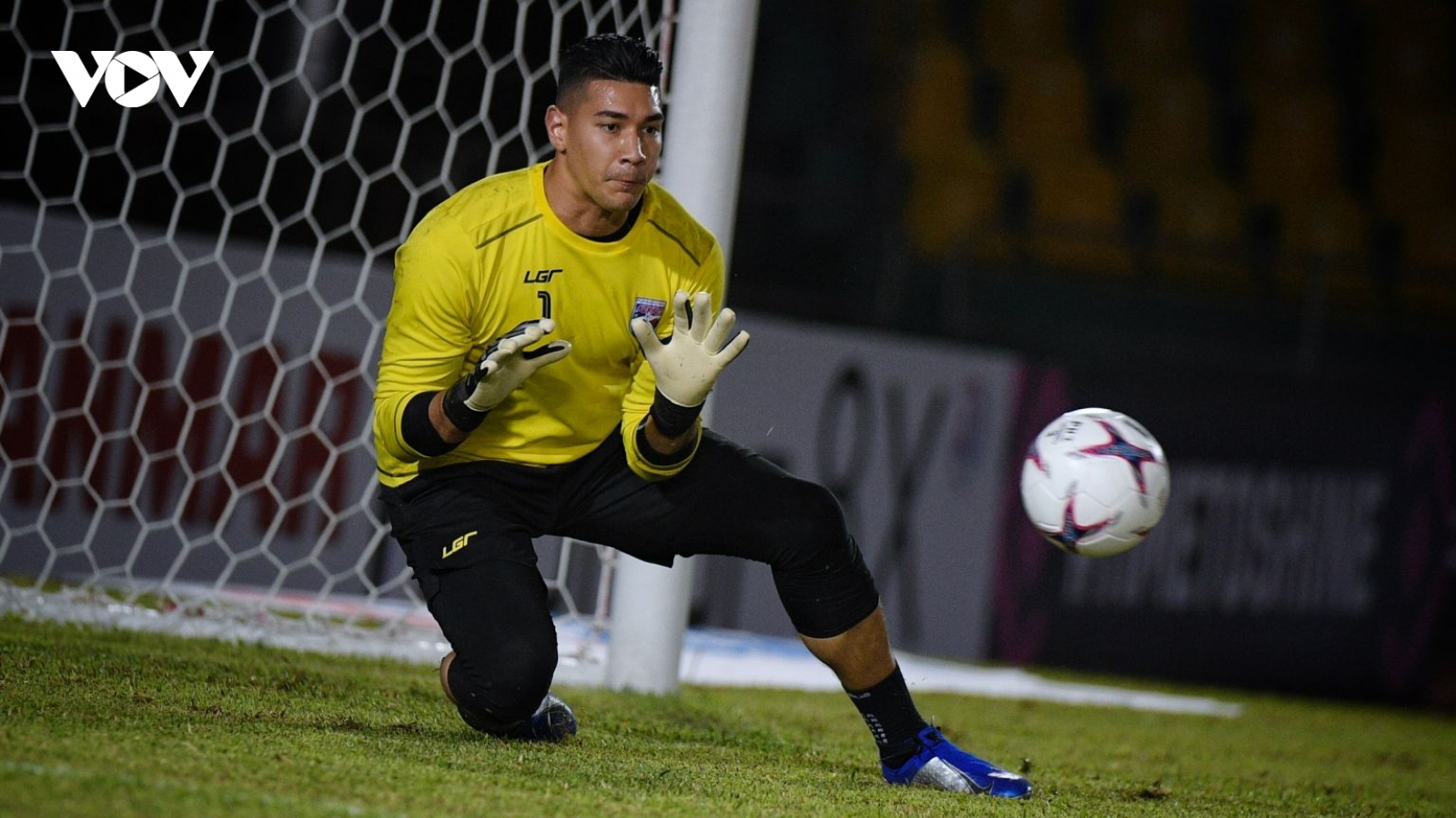 Ngày này năm xưa: Cầu thủ Ngoại hạng Anh di chuyển 11.000km để đá AFF Cup