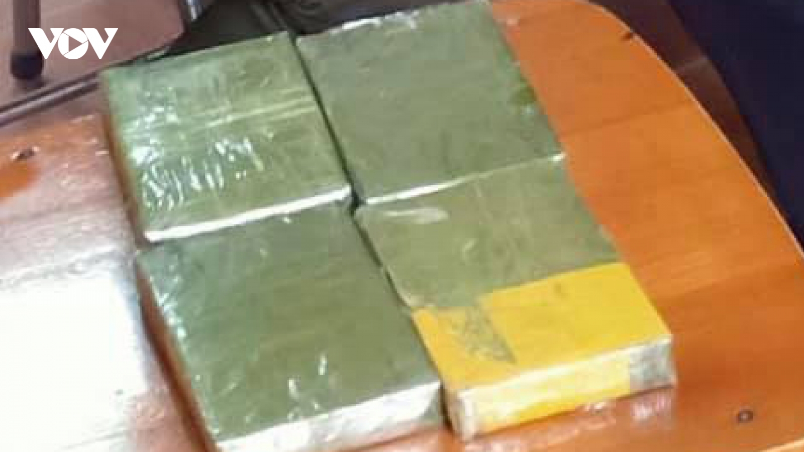 Giấu 4 bánh heroin trong bao gạo mang đi bán