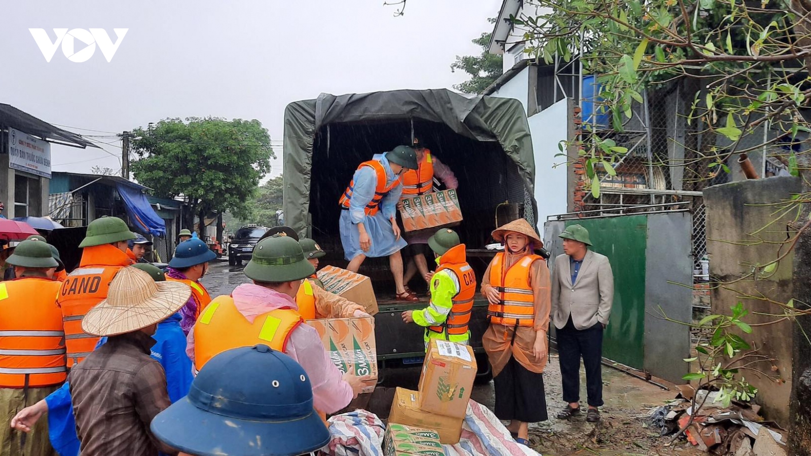 Hàng nghìn hộ dân vùng lũ ở Nghệ An di dời đến nơi an toàn
