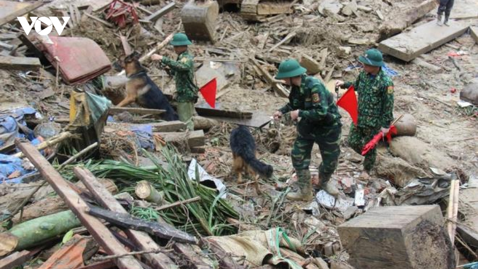 Sáng nay, dùng 20 cano chạy khắp 2 sông tìm nạn nhân mất tích ở Trà Leng