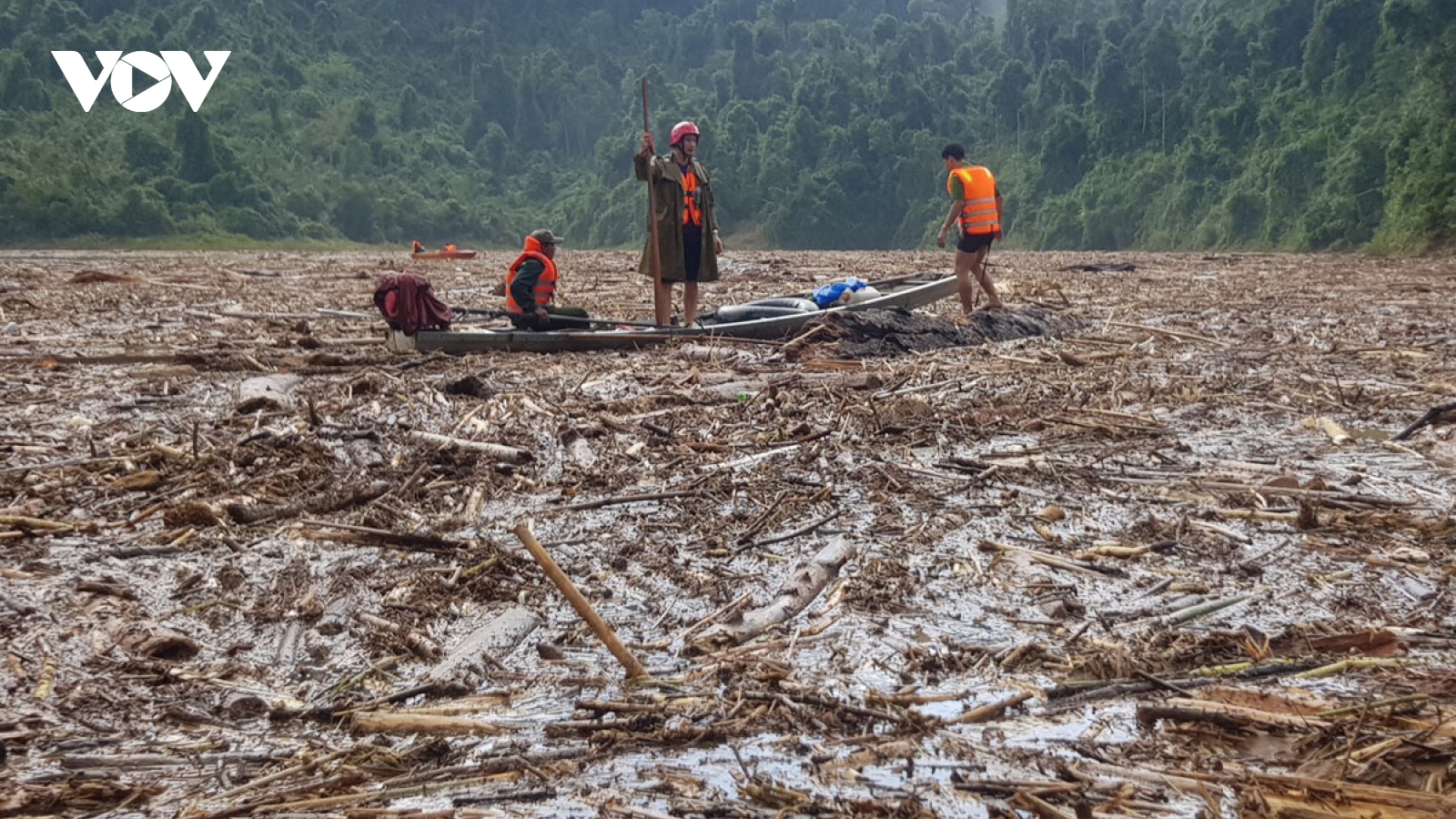 Tiếp tục tìm kiếm nạn nhân mất tích do sạt lở đất ở Nam Trà My và Phước Sơn