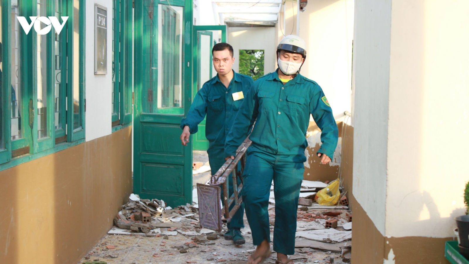 Trường học sập mái do lốc ở TP.HCM, học sinh phải tạm nghỉ học 2 ngày