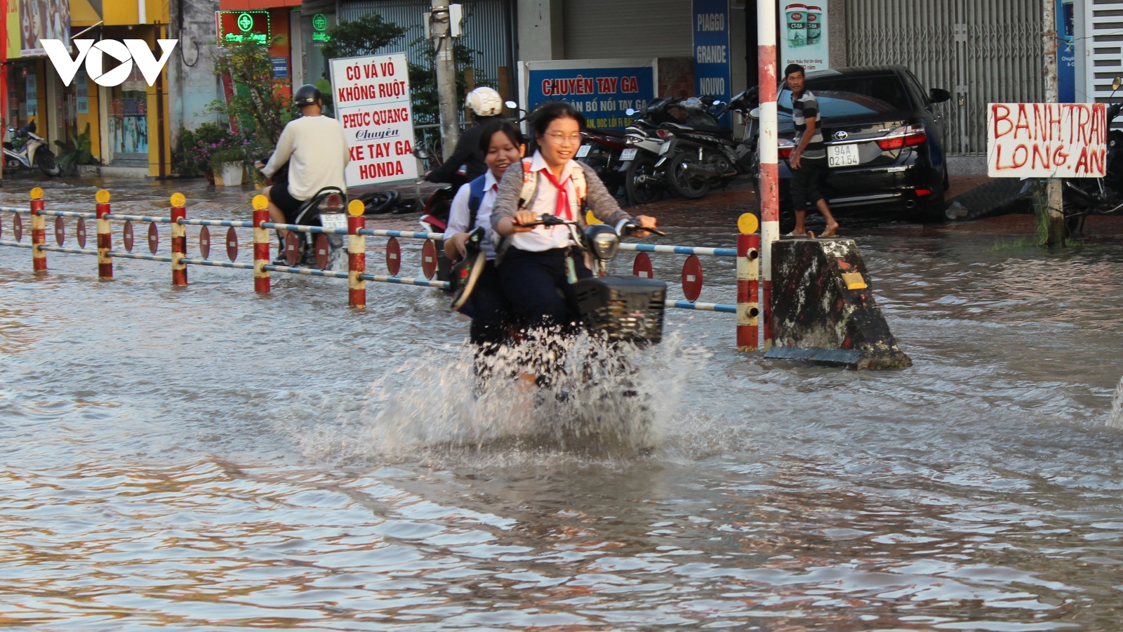 Triều cường dâng cao tại Cần Thơ, nhiều tuyến đường ngập sâu