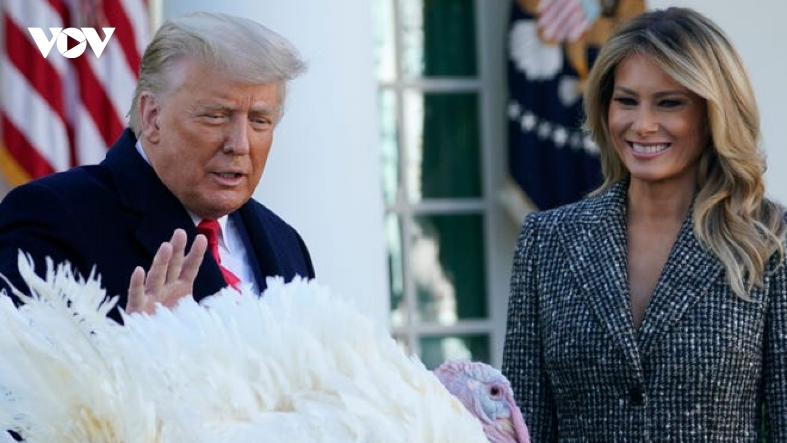 Xuất hiện hiếm hoi, Tổng thống Trump tuyên bố sắp có vaccine ngừa Covid-19