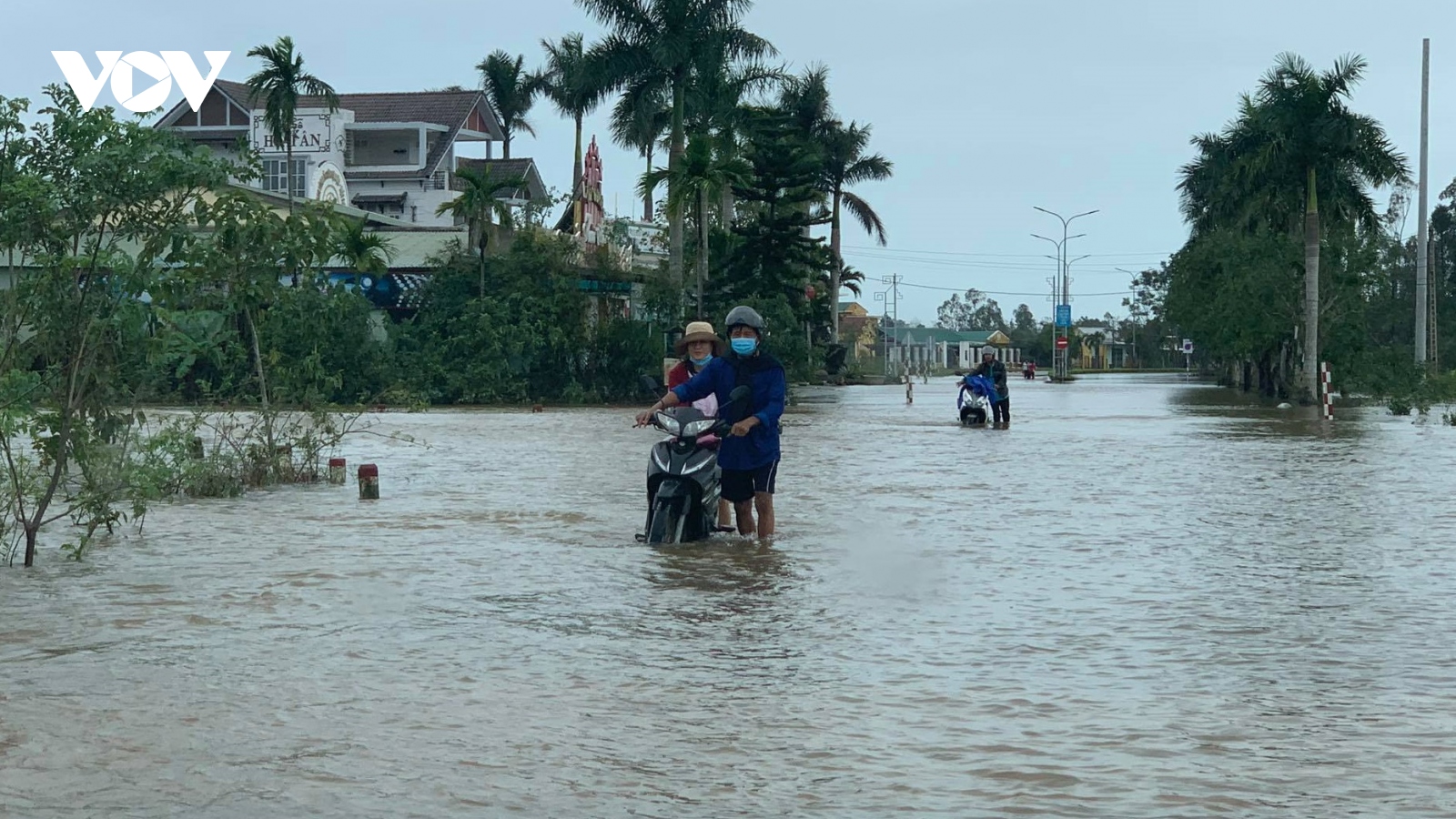 Ảnh: Thừa Thiên Huế ngập nặng, giao thông chia cắt