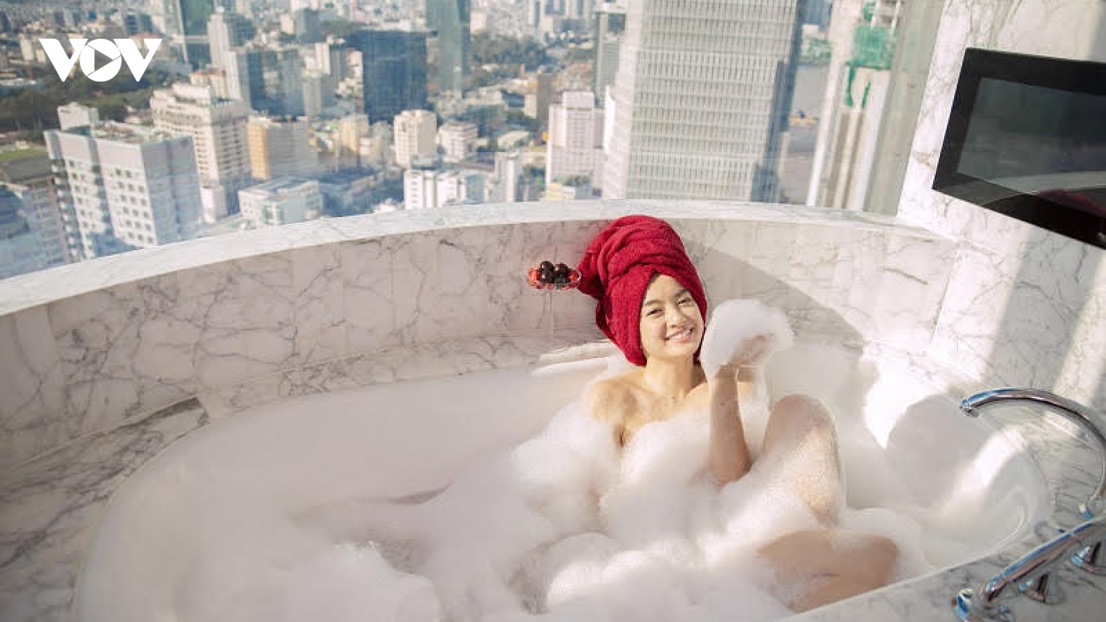 Kaity Nguyễn gợi cảm trong cảnh tắm bồn ở "Gái già lắm chiêu"