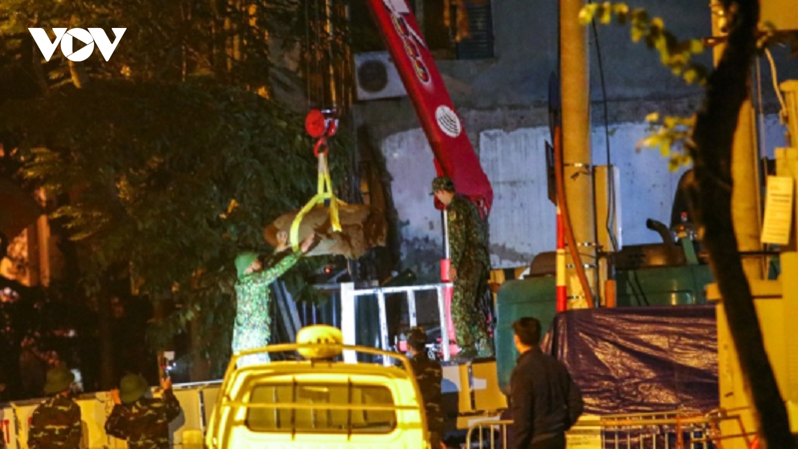 Di chuyển thành công quả bom nặng 340kg ra khỏi khu vực phố Cửa Bắc, Hà Nội