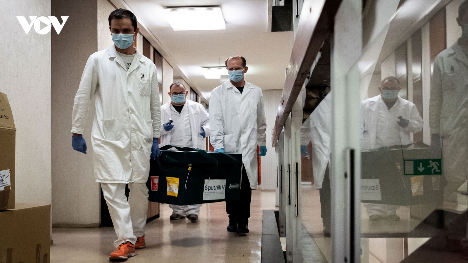 Lô vaccine Covid-19 đầu tiên của Nga đã tới Hungary