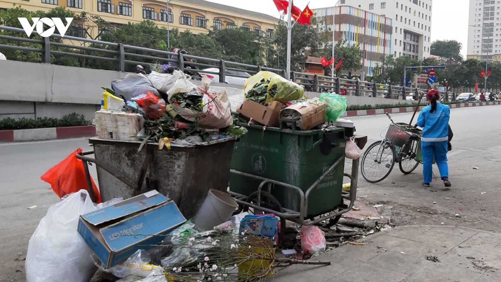 Hà Nội sẽ giao cho quận, huyện làm chủ đầu tư đấu thầu vận chuyển rác