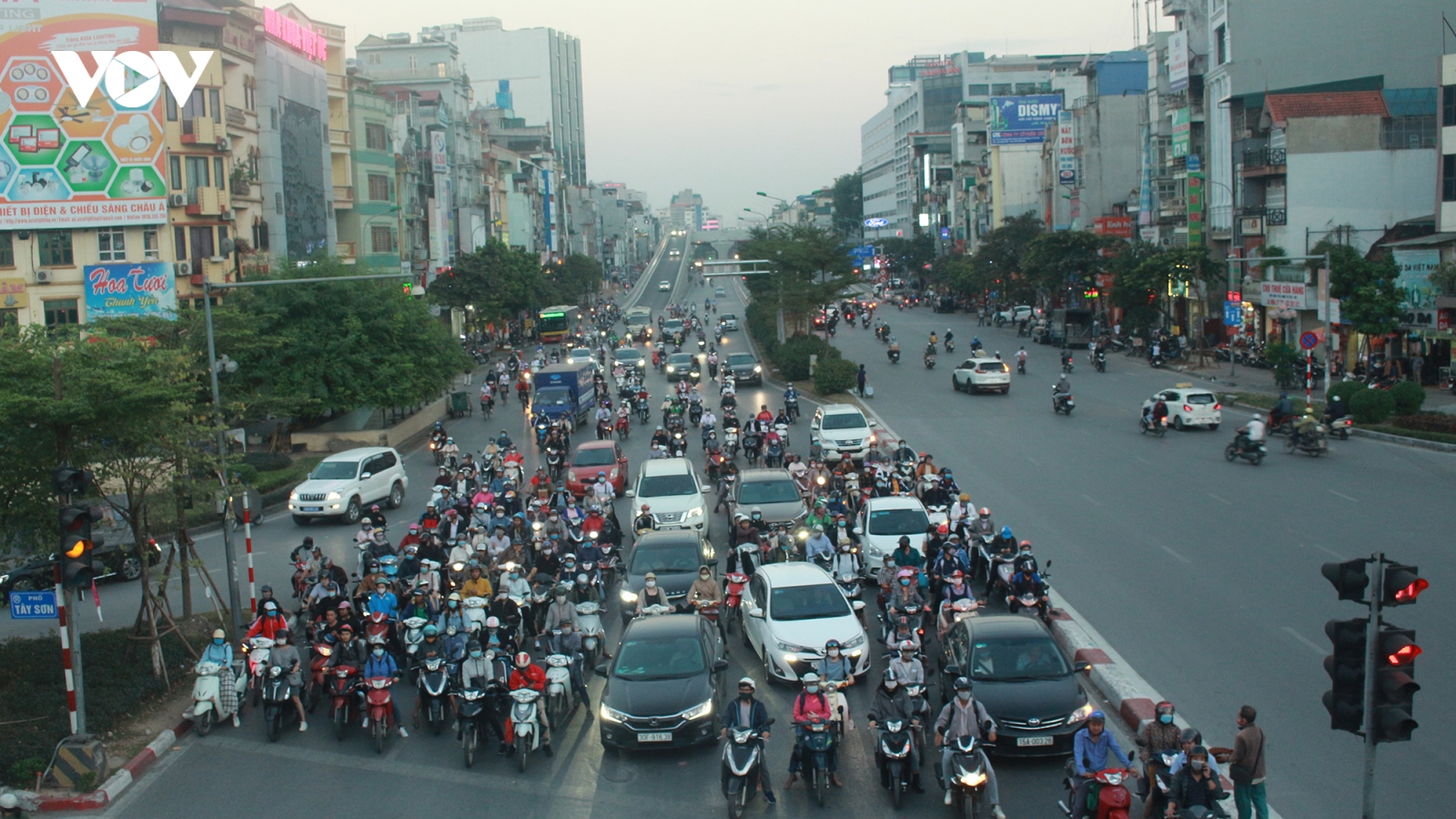 Ngã Tư Sở - Trường Chinh "dễ thở" hơn sau 5 ngày thông xe đường vành đai 2 trên cao