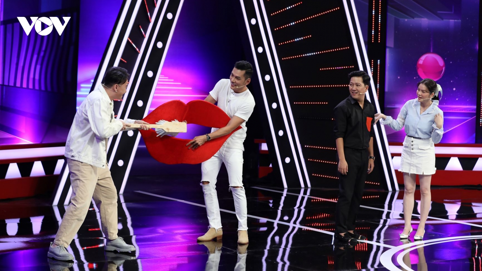 Trường Giang mở "đại hội kén rể" cho Lý Nhã Kỳ ngay trên sân khấu