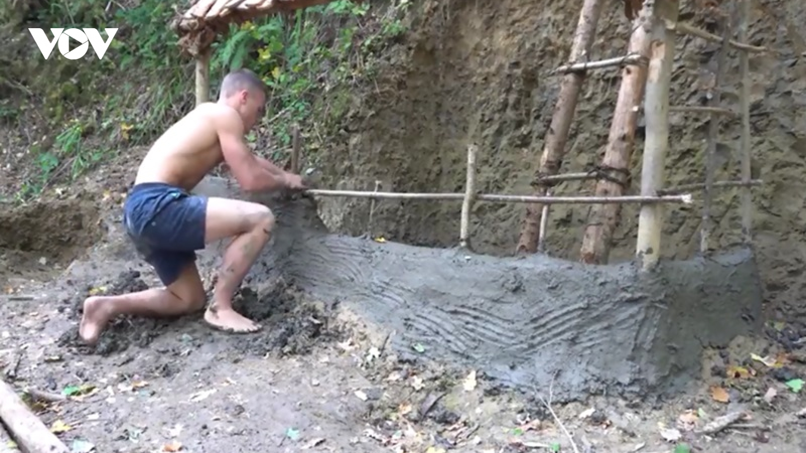Video: Chàng “Tarzan Anh” làm nhà, xây lò, và tạo lửa bằng công cụ nguyên thủy