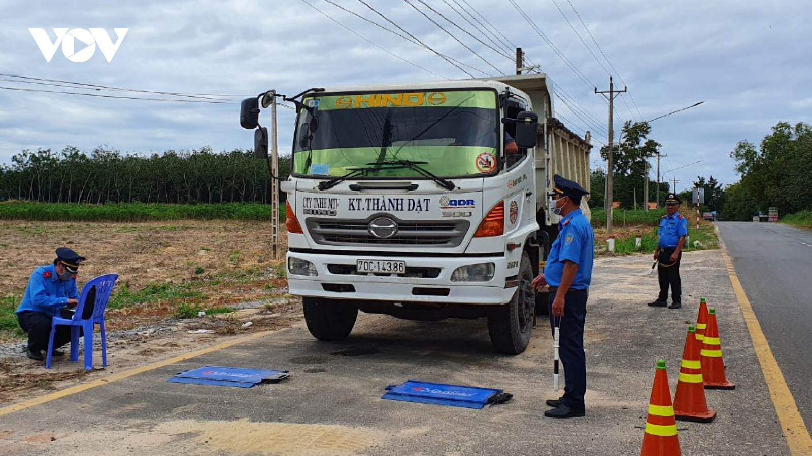 Bình Dương xử phạt nhiều phương tiện quá khổ, quá tải