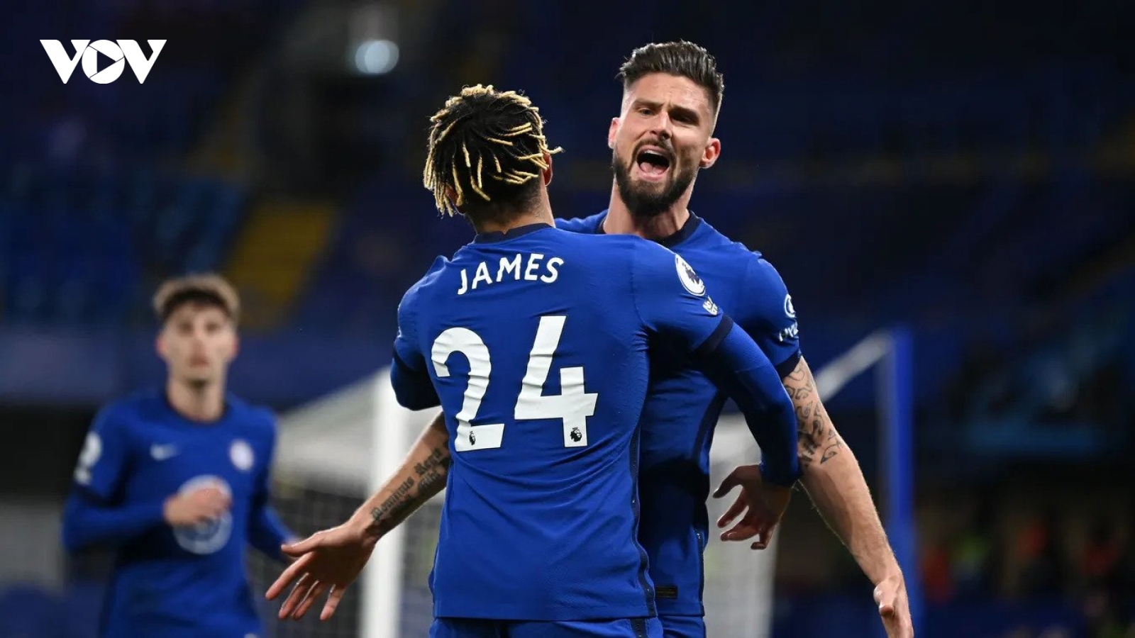 Giroud lại ghi bàn, Chelsea tạm thời lên đỉnh Ngoại hạng Anh