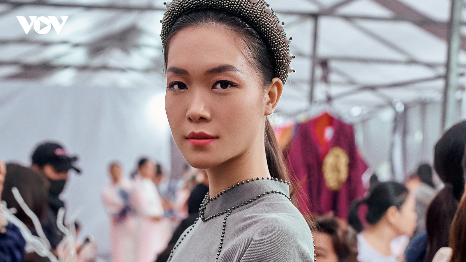 Hoa hậu Thuỳ Dung trình diễn áo dài tại Festival Áo dài Quảng Ninh 2020