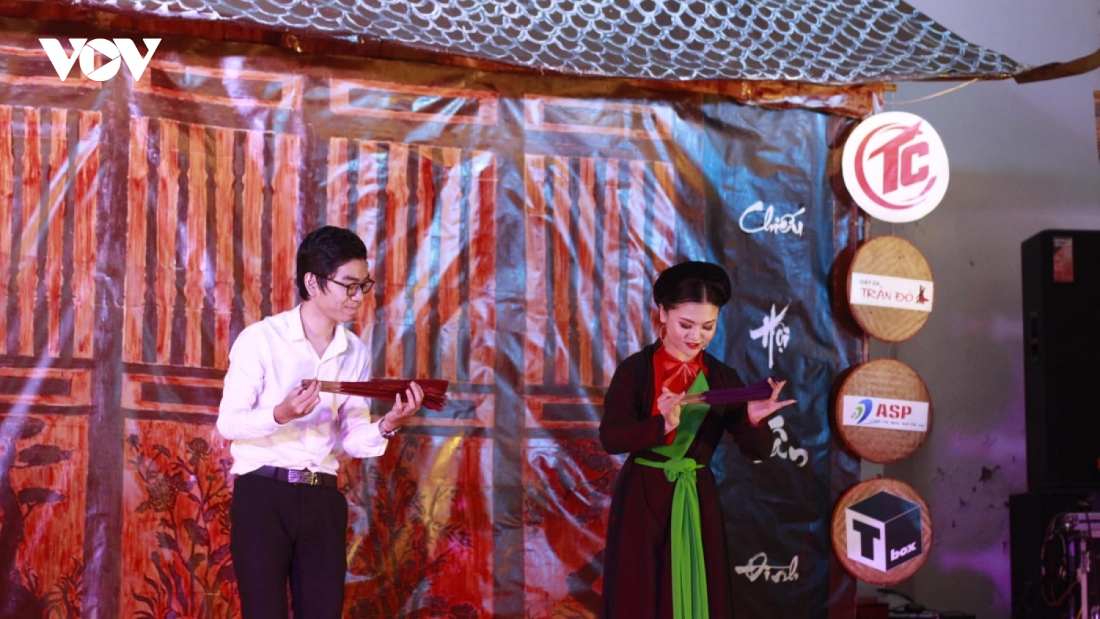 "Chiếu hội sân đình" và tình yêu của giới trẻ với nghệ thuật truyền thống