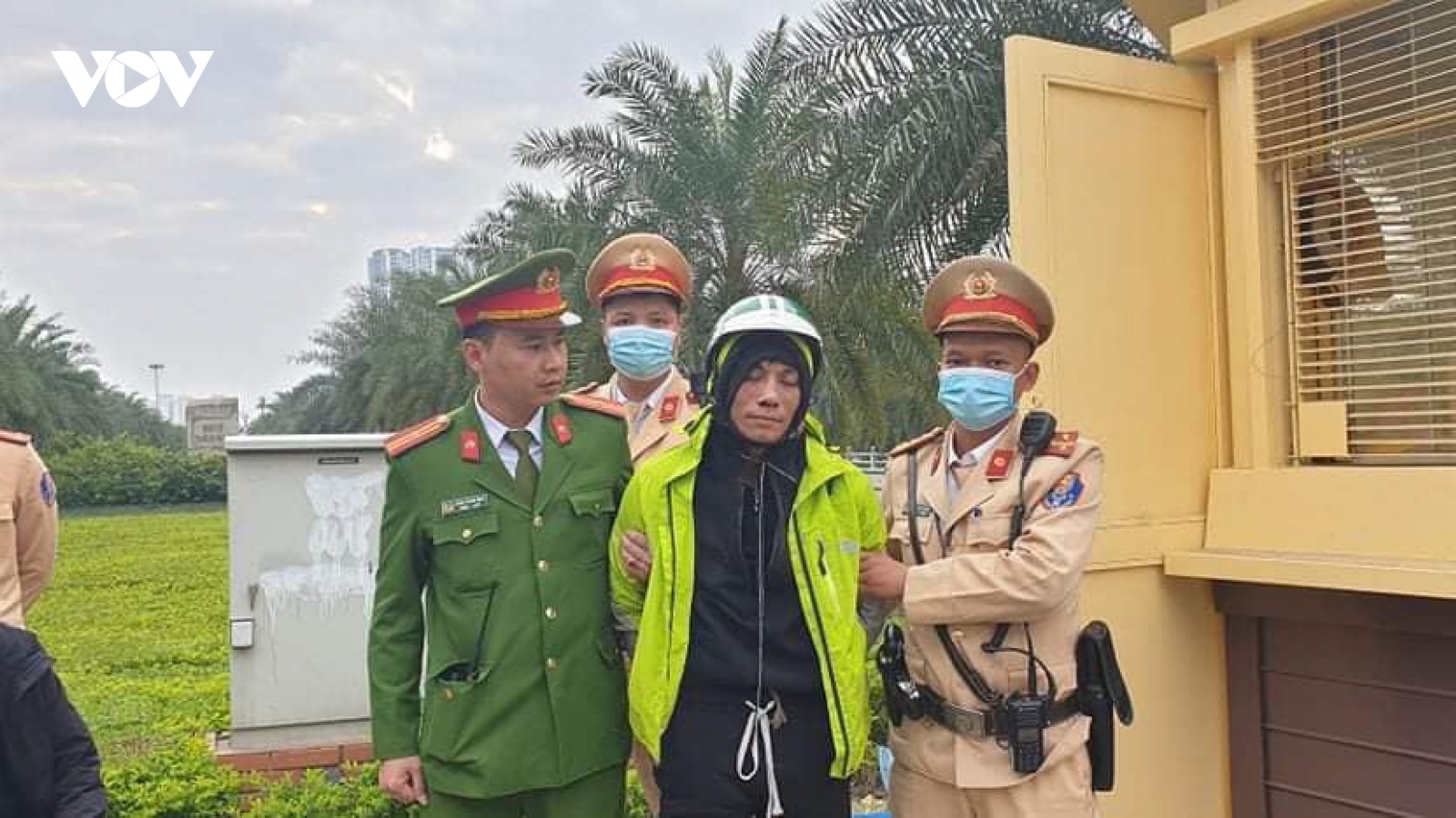 CSGT bắt tên cướp dùng dao và gậy ba khúc tấn công người truy đuổi