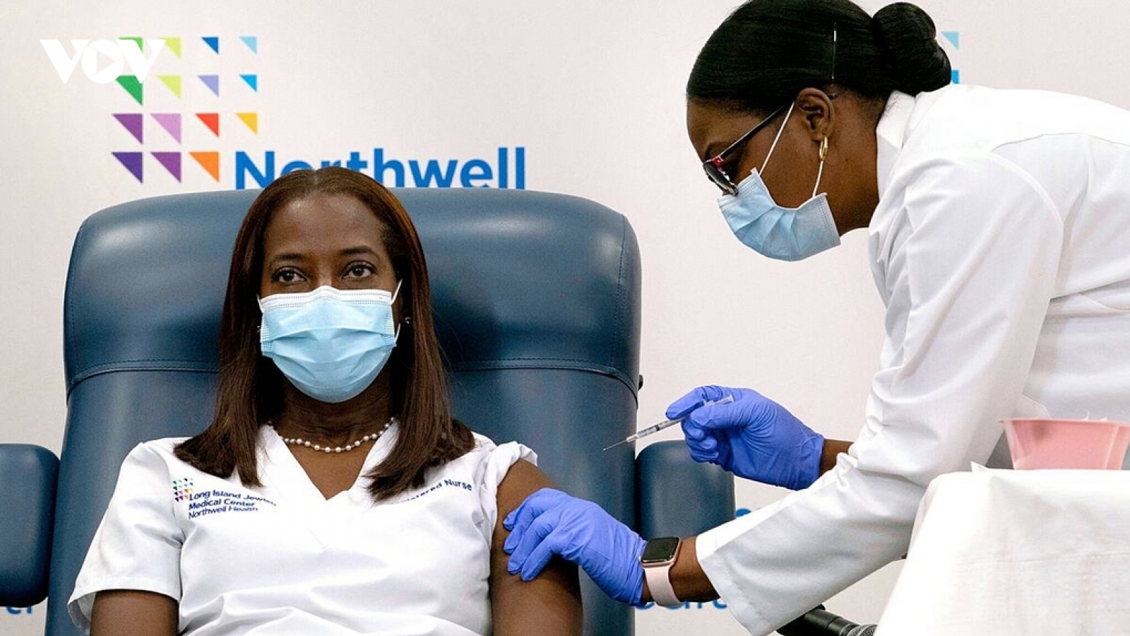 Những liều vaccine Covid-19 đầu tiên tại Mỹ - “Vũ khí kết thúc chiến tranh”