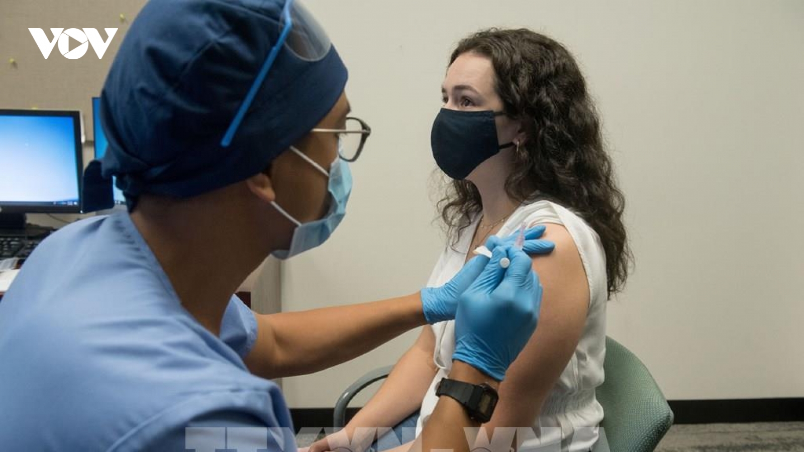 Mỹ bắt đầu tiêm vaccine ngừa Covid-19 cho người dân