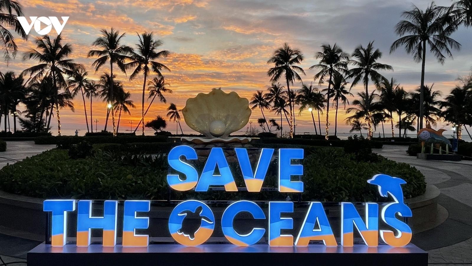 Đảo ngọc Phú Quốc đón mùa lễ hội với triển lãm ánh sáng “Save the Oceans”
