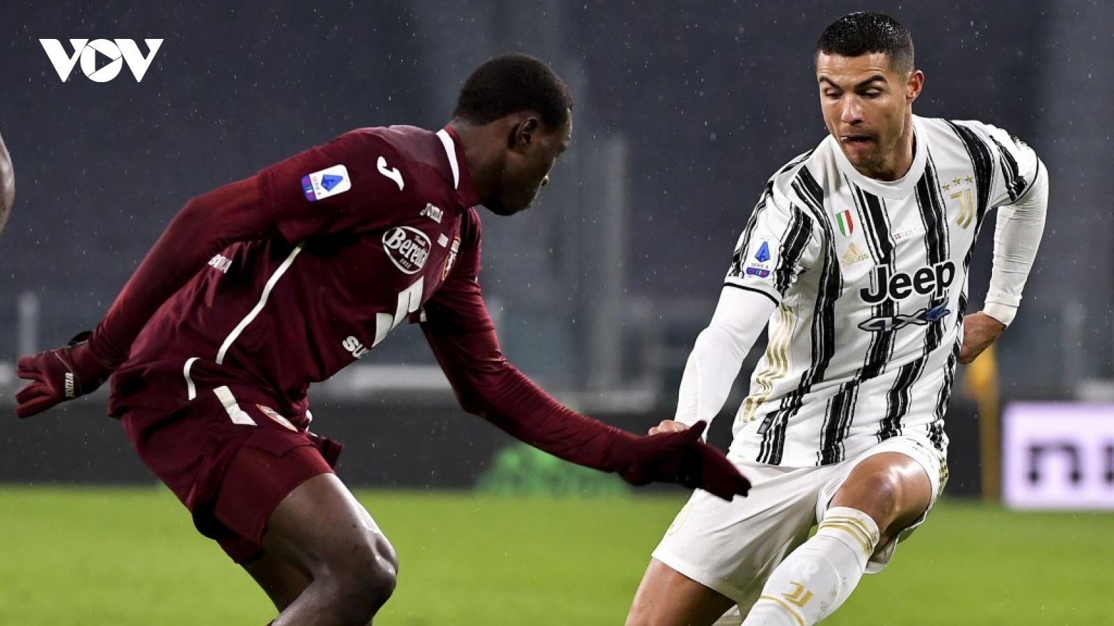 Ronaldo nhạt nhòa ngày trở lại, Juventus thắng nhọc Torino