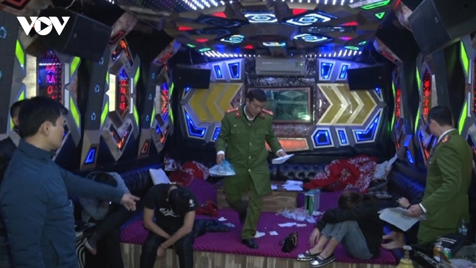 Chủ quán karaoke bán ma tuý rồi bay lắc cùng khách