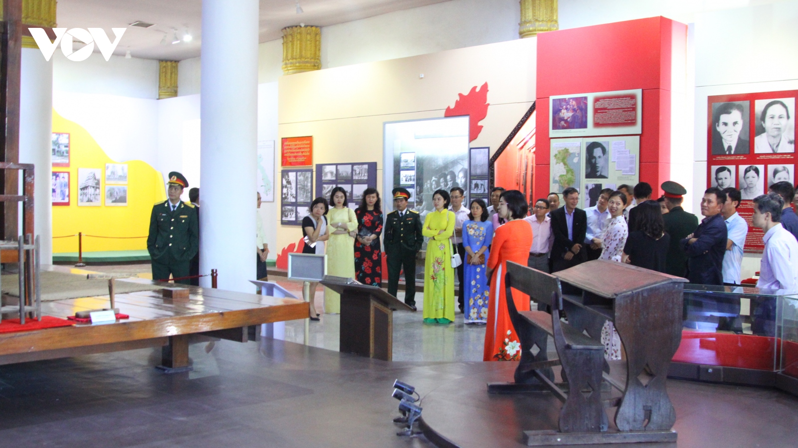 Đại sứ quán Việt Nam tại Lào dâng hương nhân 100 năm ngày sinh Chủ tịch Kaysone Phomvihan