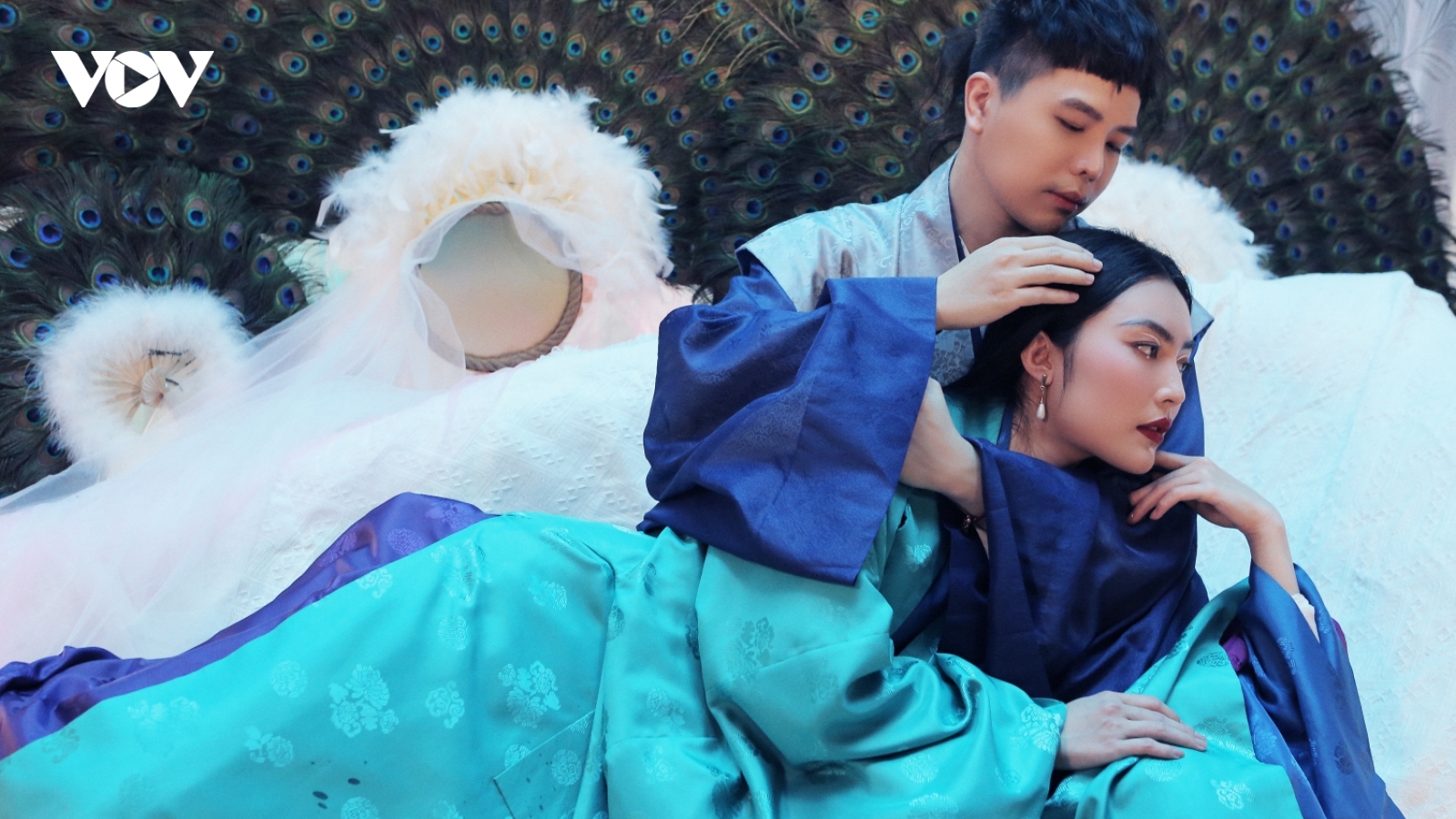 Trịnh Thăng Bình làm Sở Khanh trong MV mới, say đắm "nàng Kiều" Helly Tống