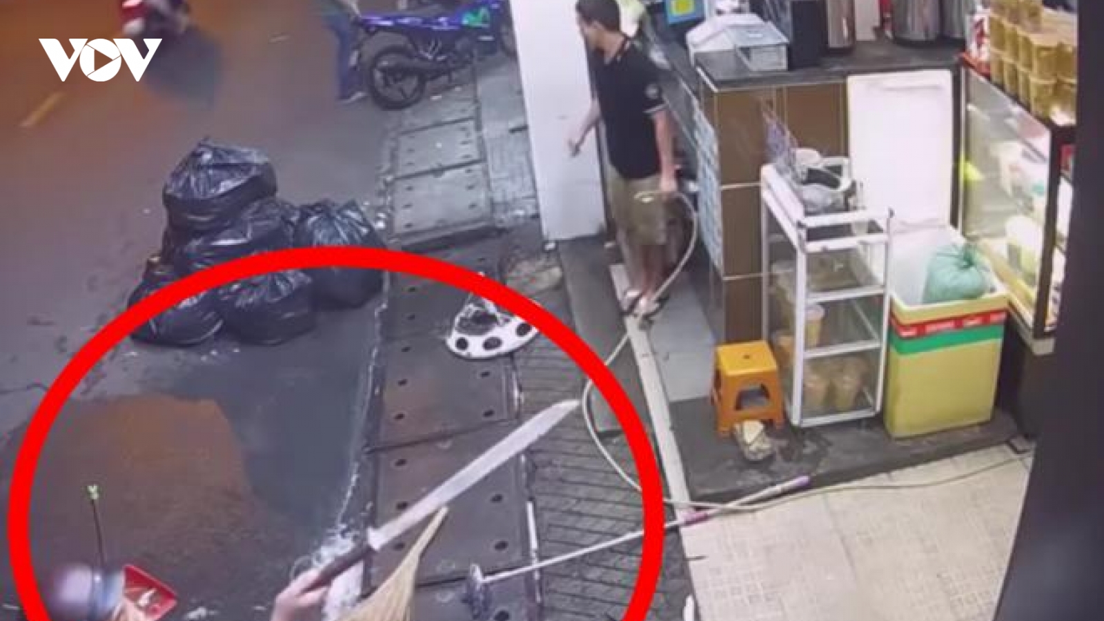 Danh tính gã côn đồ đánh cô gái dã man, dọa chém người can ngăn ở TP.HCM