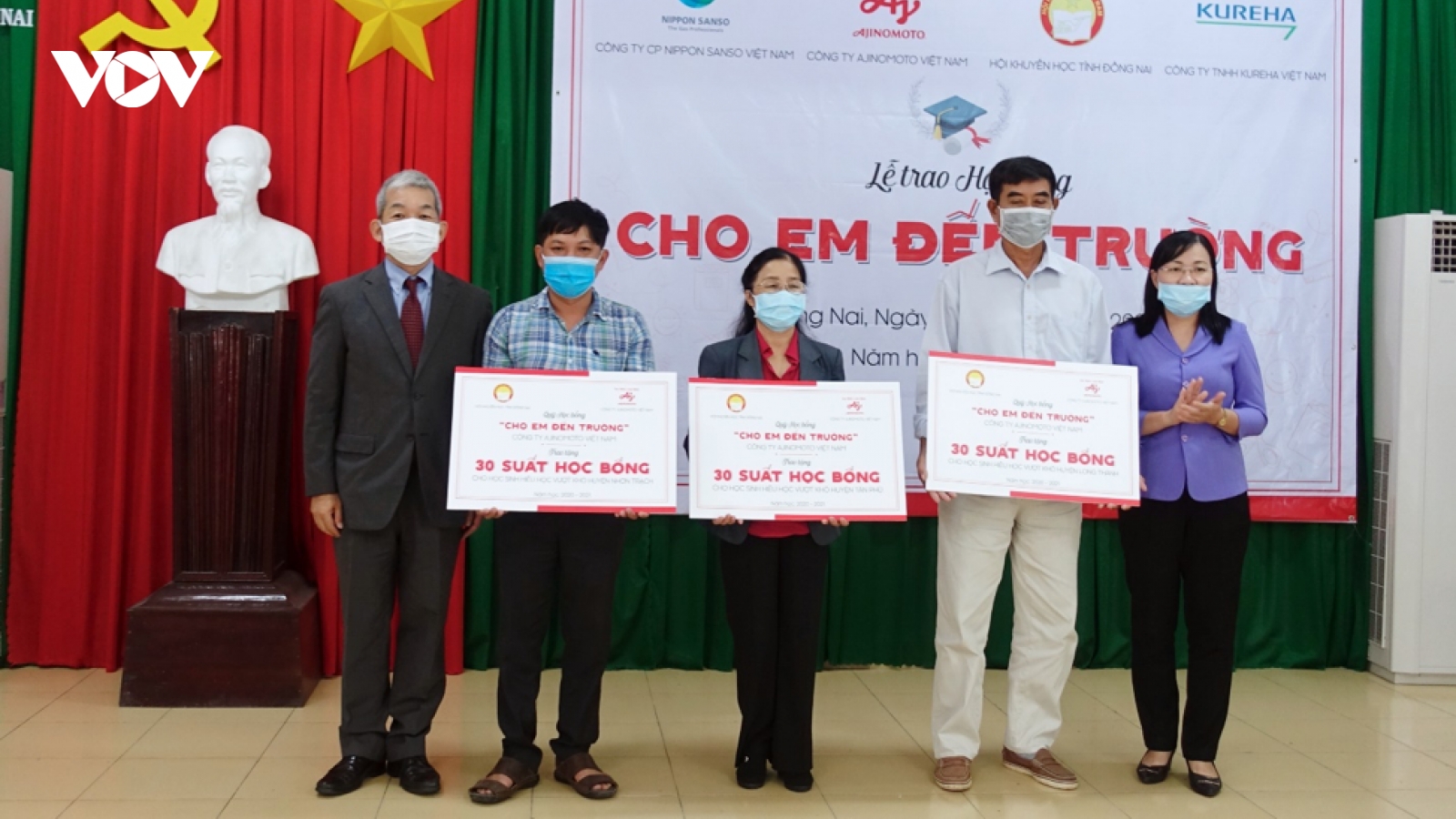 340 học sinh Đồng Nai được trao học bổng “Cho em đến trường”