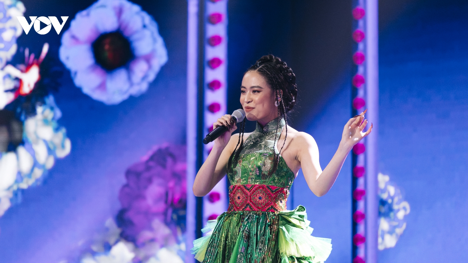 Hoàng Thuỳ Linh, Binz cùng dàn Rap Việt hội ngộ tại sân khấu thực tế ảo "Lễ hội Ánh sáng"