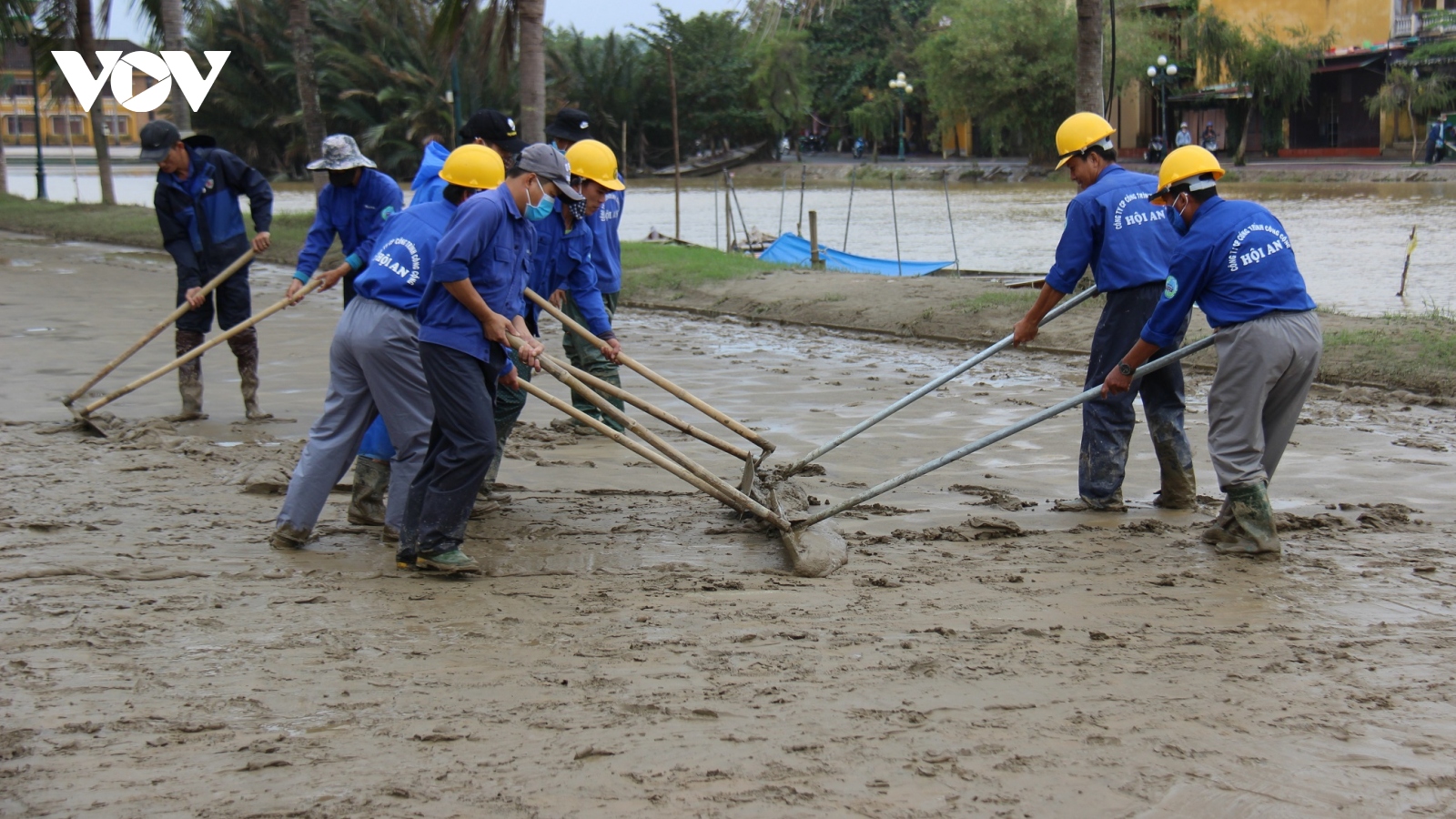 Hơn 150 người dọn bùn non đang tràn ngập phố cổ Hội An