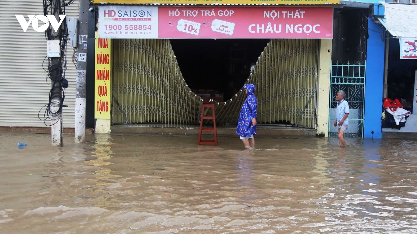 Miền Trung ngập lụt chia cắt nhiều nơi, giao thông ách tắc