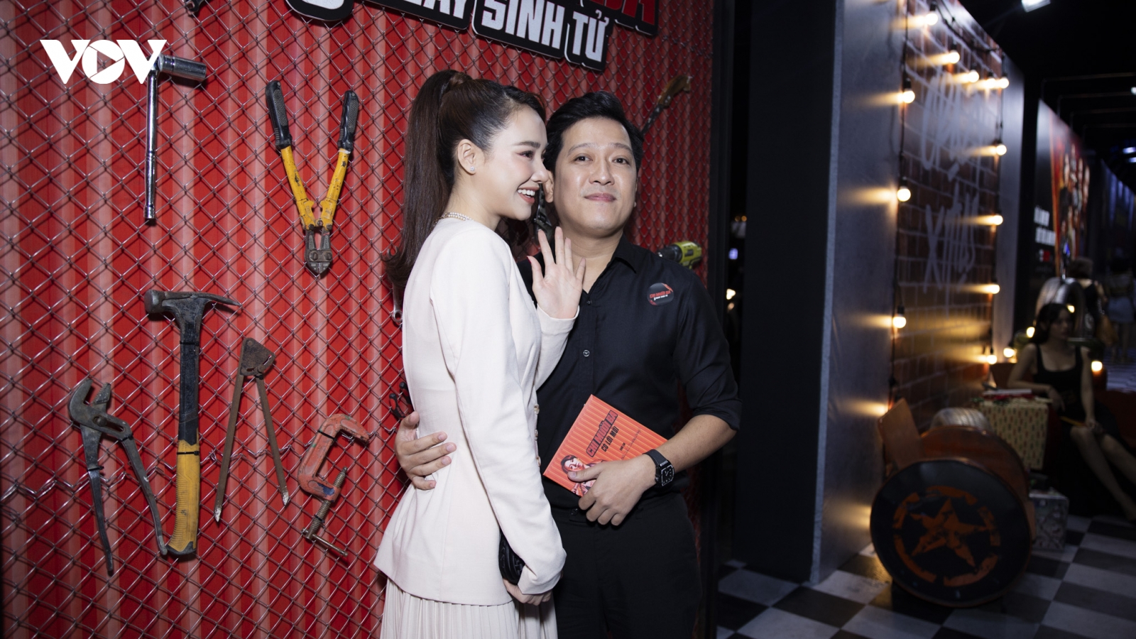 Trường Giang - Nhã Phương tình tứ trên thảm đỏ "Chị Mười Ba: 3 ngày sinh tử"
