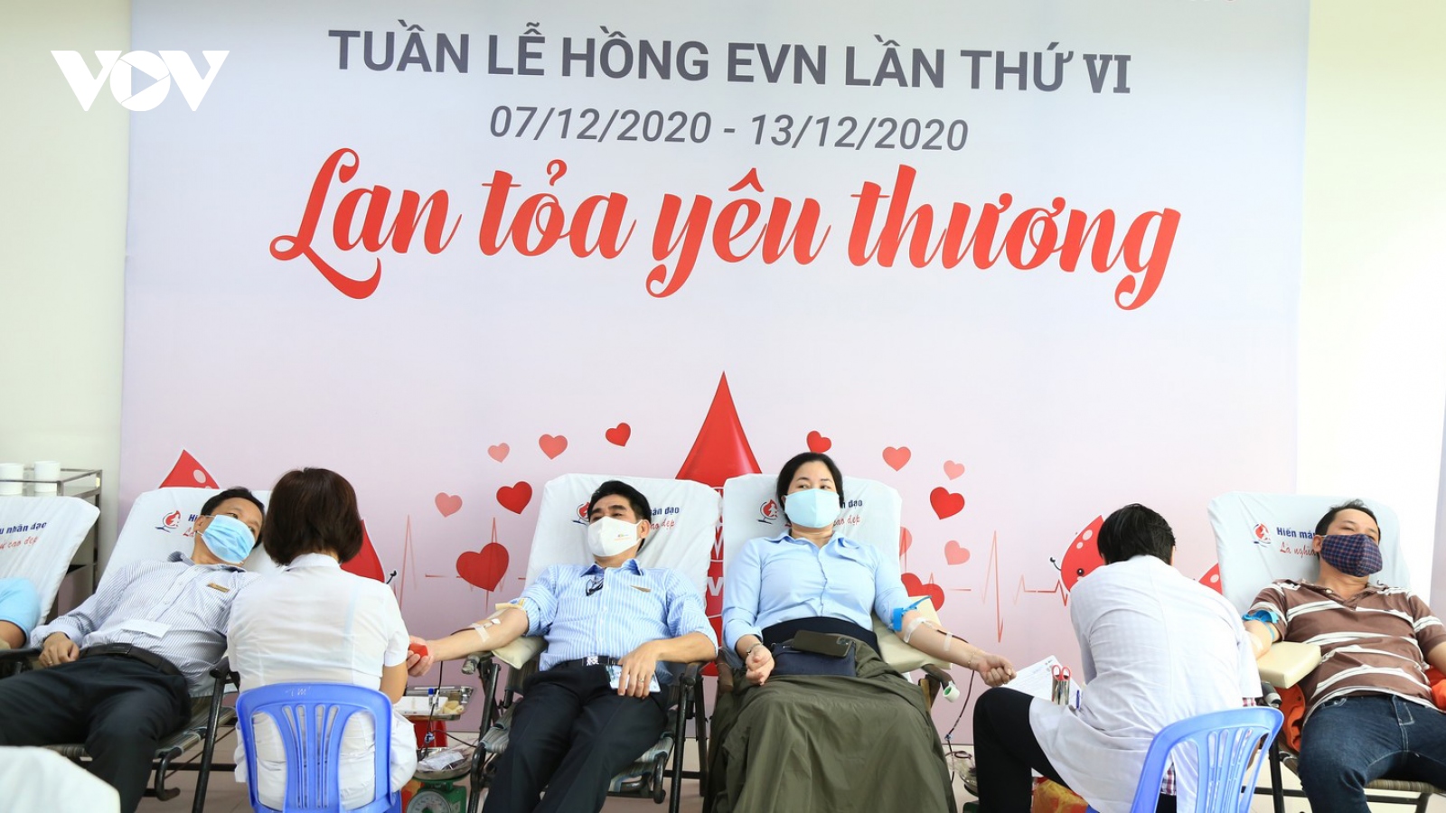 Hơn 450 người tham gia hiến máu trong “Tuần lễ hồng EVN lần VI khu vực Đà Nẵng”