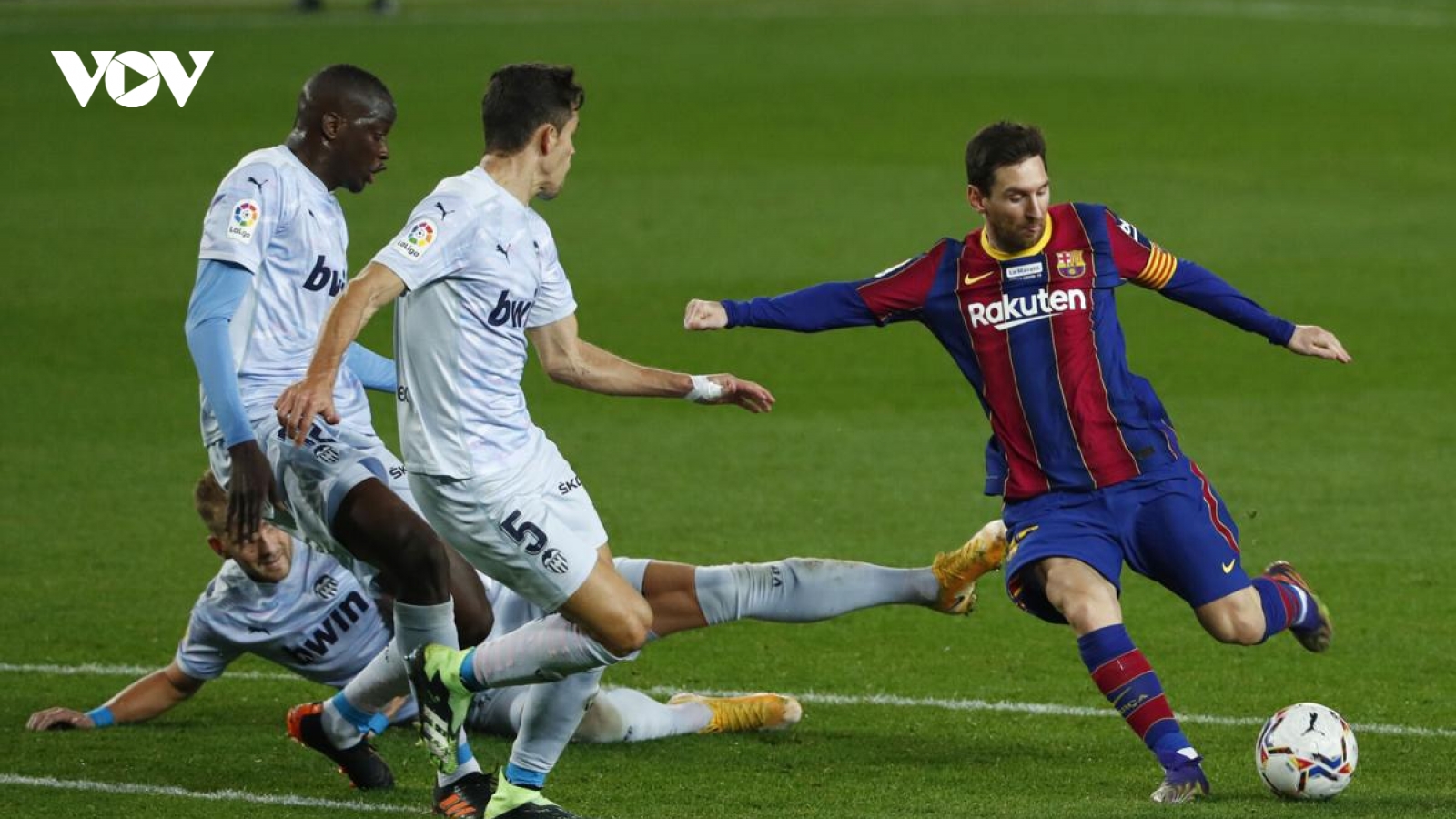Messi ghi bàn, Barca vẫn bị Valencia cầm hòa