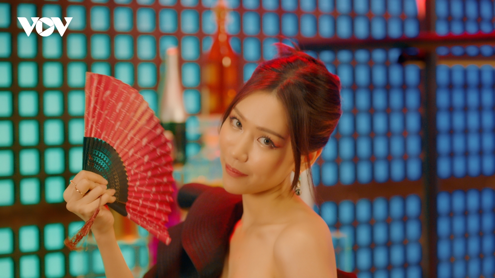MIN gây tò mò với hình ảnh gợi cảm, kết hợp cùng bộ đôi giám khảo - thí sinh Rap Việt