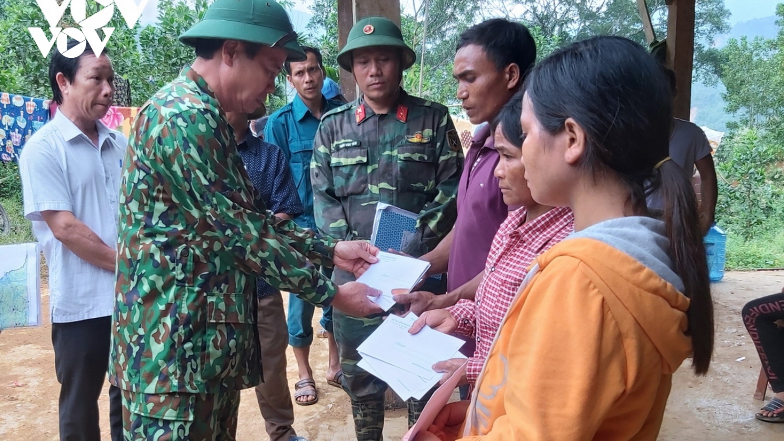 Qua cơn hoạn nạn càng thắm đượm tình quân-dân