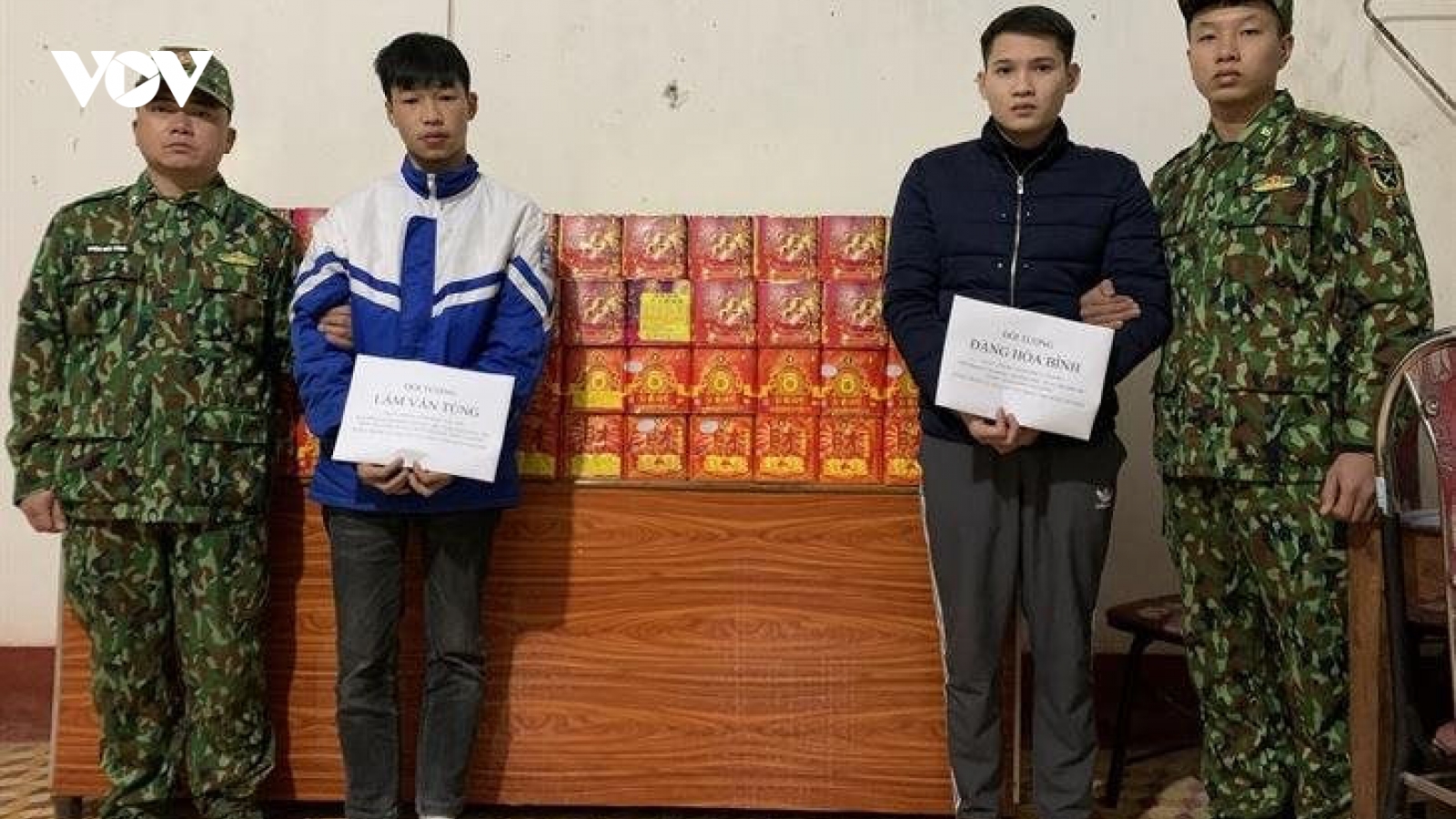 Bắt giữ hai đối tượng vận chuyển trái phép 250kg pháo tại Cao Bằng