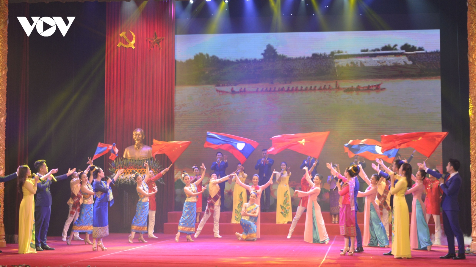 Chủ tịch Quốc hội dự lễ Kỷ niệm 45 năm Quốc khánh nước CHDCND Lào