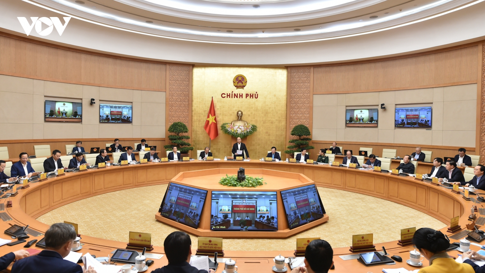 Thủ tướng chỉ đạo thần tốc, quyết liệt phòng, chống COVID-19