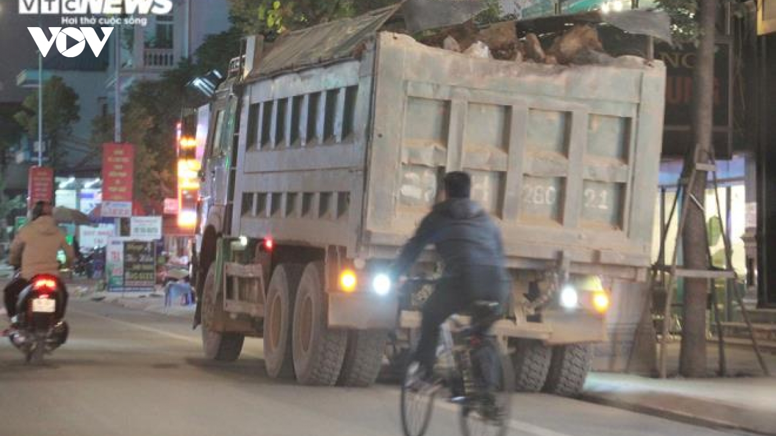 Những đoàn xe tải cơi nới thành thùng tung hoành trên tỉnh lộ ở Hải Phòng