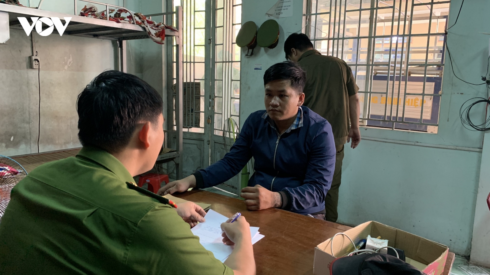 Bắt khẩn cấp người đàn ông đánh nữ sinh sau va chạm giao thông ở Bình Dương