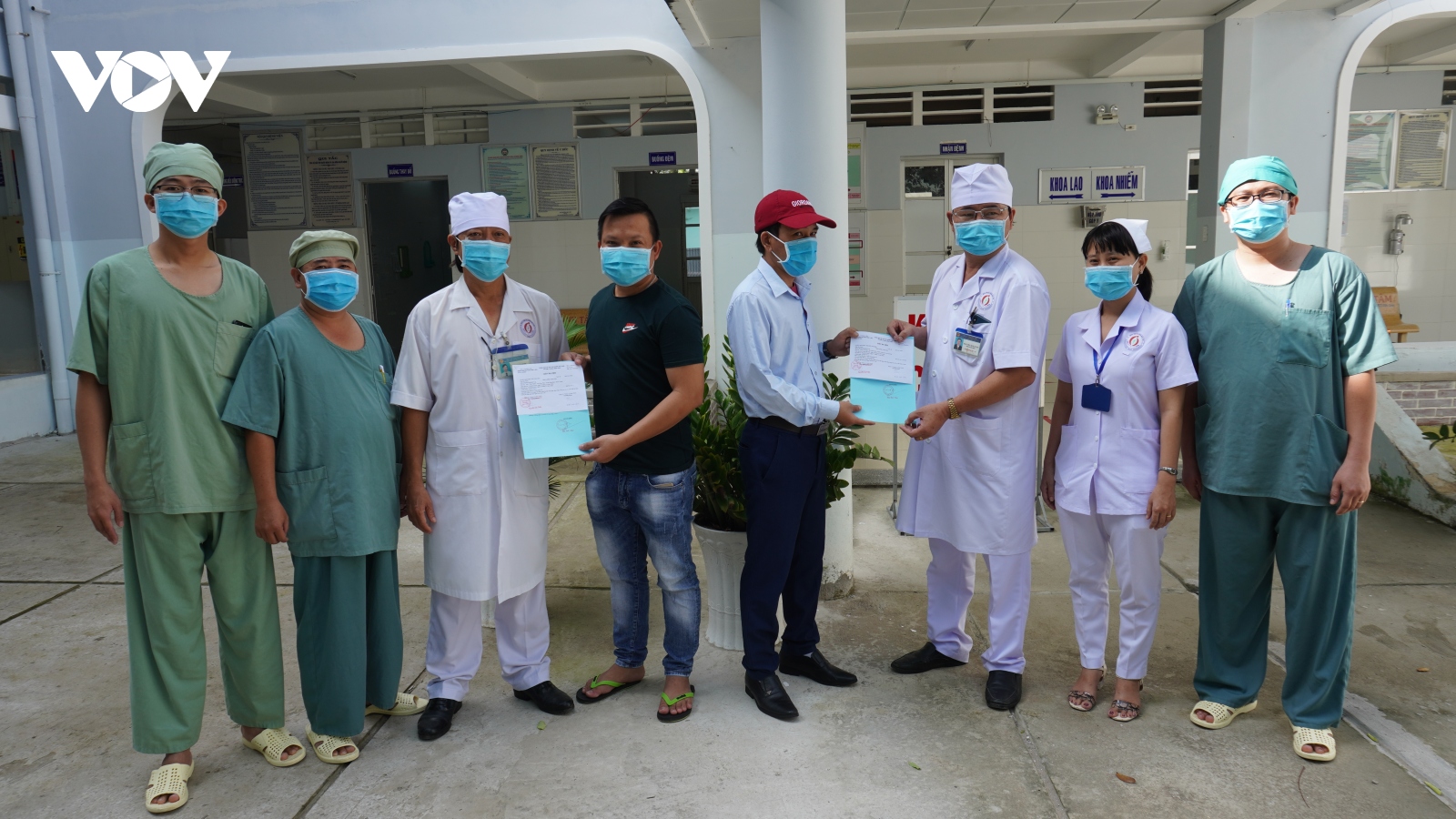 Bạc Liêu trao giấy xuất viện cho 2 bệnh nhân về từ Myanmar điều trị khỏi Covid-19