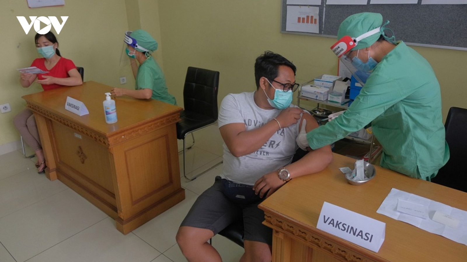 Indonesia ưu tiên tiêm vaccine Covid-19 tại đảo Java và Bali đợt đầu