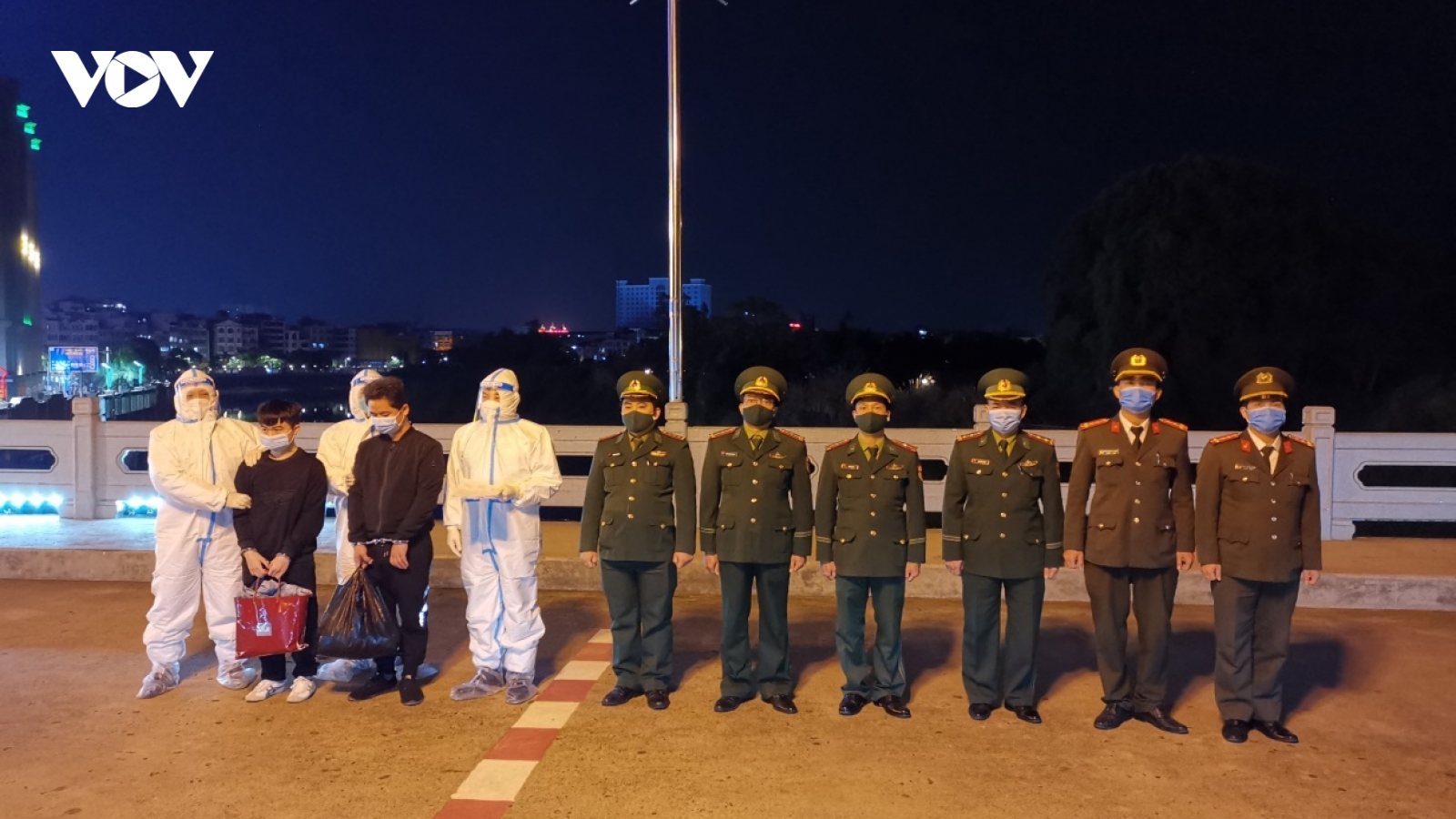 Trao trả 2 đối tượng người Trung Quốc nhập cảnh trái phép
