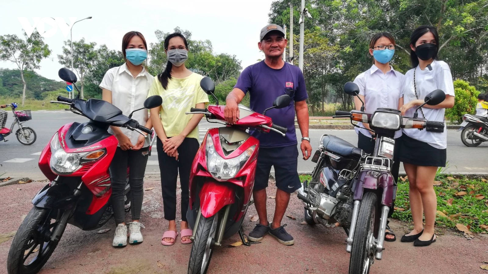 Ông Minh “cô đơn” dùng tiền được ủng hộ mua tặng xe máy cho sinh viên nghèo